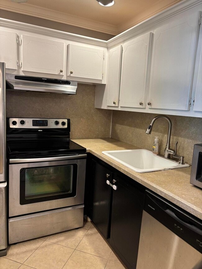 Building Photo - 87 Windsor D