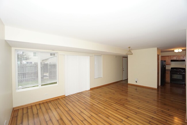 Building Photo - Large 3 bedroom 2.5 Bath + Loft + 3 car ga...