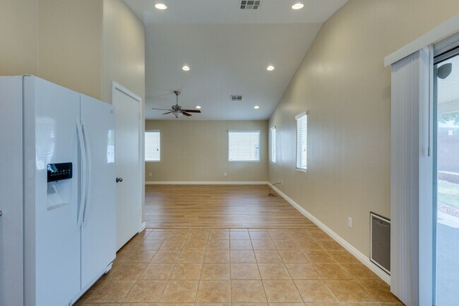 Building Photo - Single story 3 bedroom home in a lovely NW community