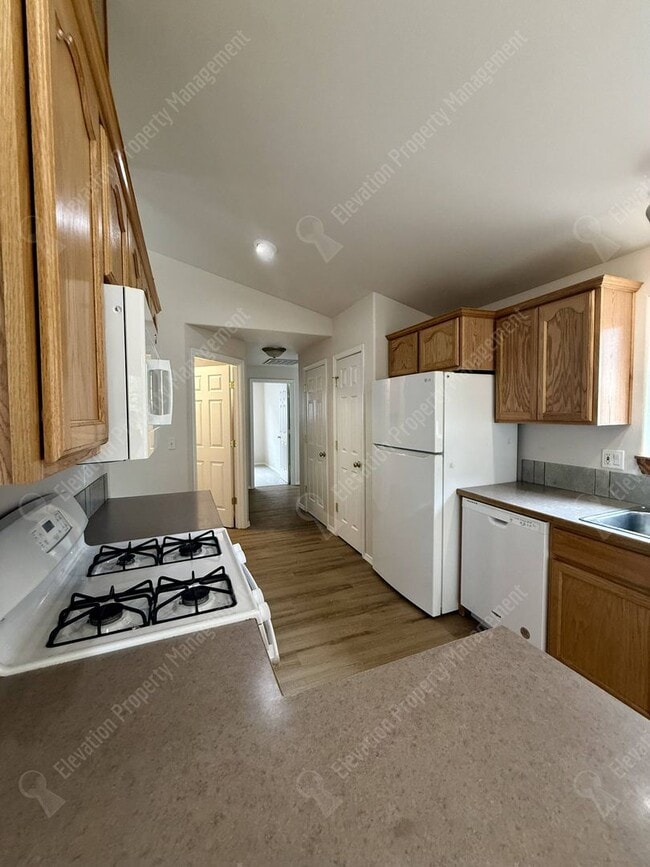 Building Photo - Single Level 3 BR in NE Bend with huge fenced yard!