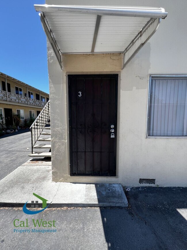 Building Photo - $1995 - Cozy 1/1 located near the Rose Garden