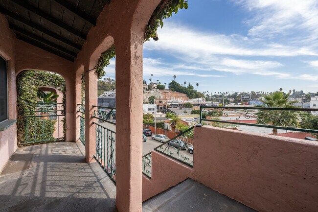 Building Photo - 941 N. Vendome St.