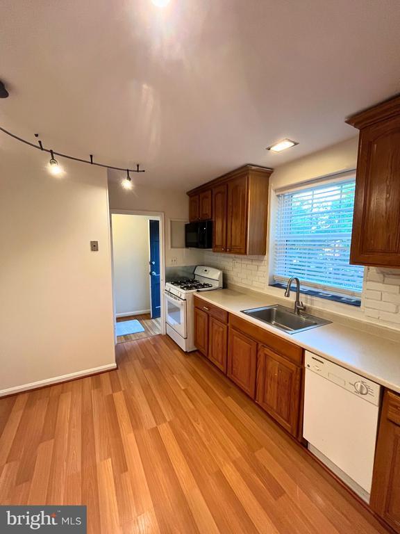 Building Photo - 213 Gentry Ave