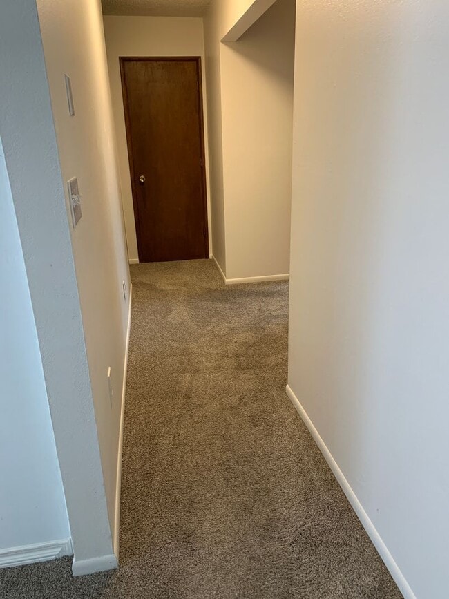 Building Photo - AVAILABLE NOW!! West side - 2 Bdrm, 1 Bath