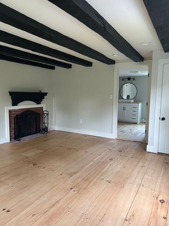 Building Photo - Beautiful renovated 5 bedroom 2.5 bath sin...