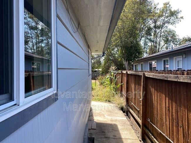 Building Photo - 588 NW Oak Ave