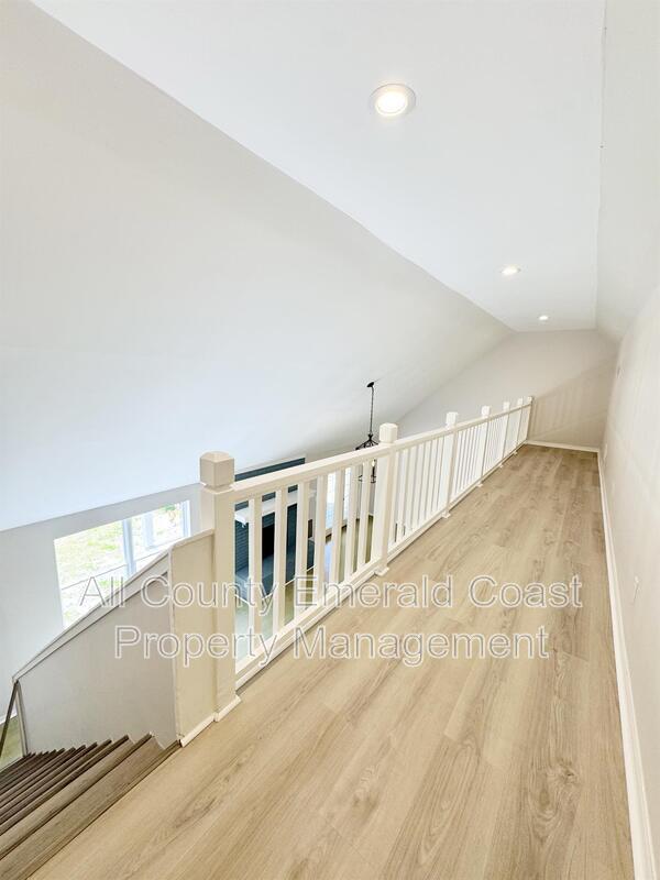 Building Photo - 710 Swan Ln