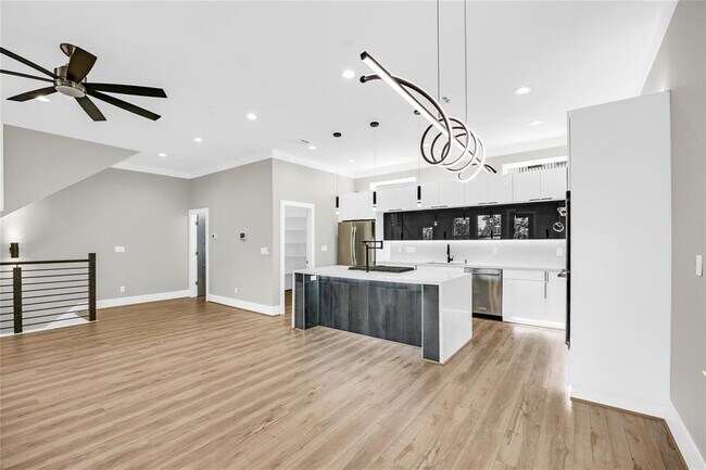 Building Photo - 604 W 28th St