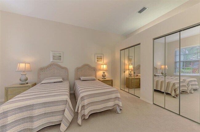 Building Photo - 549 Fallbrook Dr