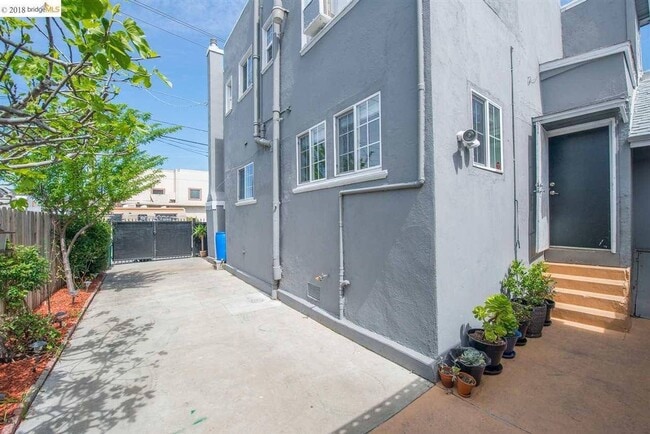 Building Photo - Available now! Emeryville 4 bedroom 3 bath house with Studio loftspace unit
