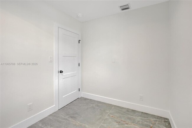 Building Photo - 5980 SW 40th Ave