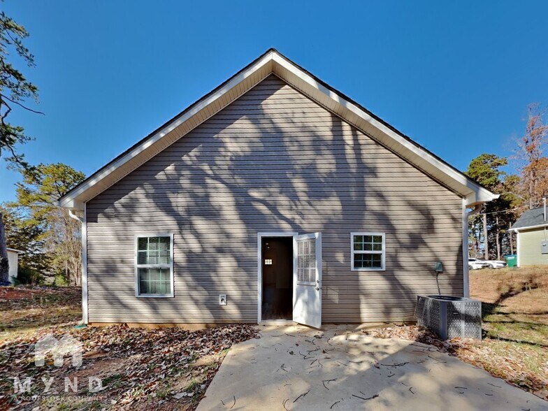 Building Photo - 203 S Skyland Dr