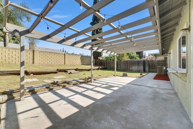 Building Photo - 1052 W Quince St
