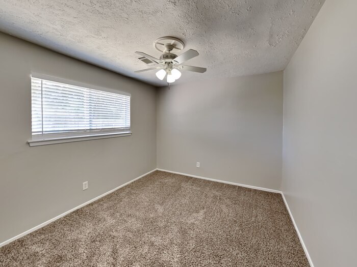 Building Photo - 809 Lochmoor Ln