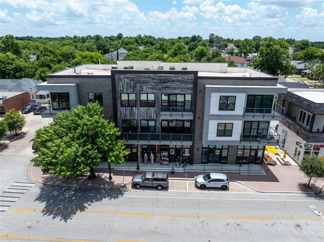 Building Photo - 1455 W Magnolia Ave