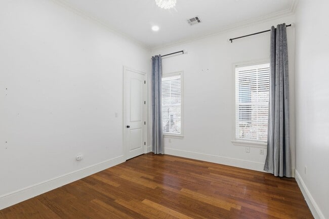 Building Photo - 1549 L'Acadie Dr