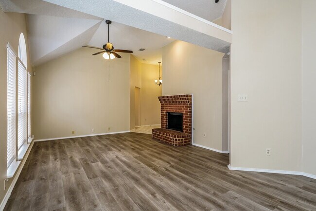 Building Photo - 4452 Sierra Dr