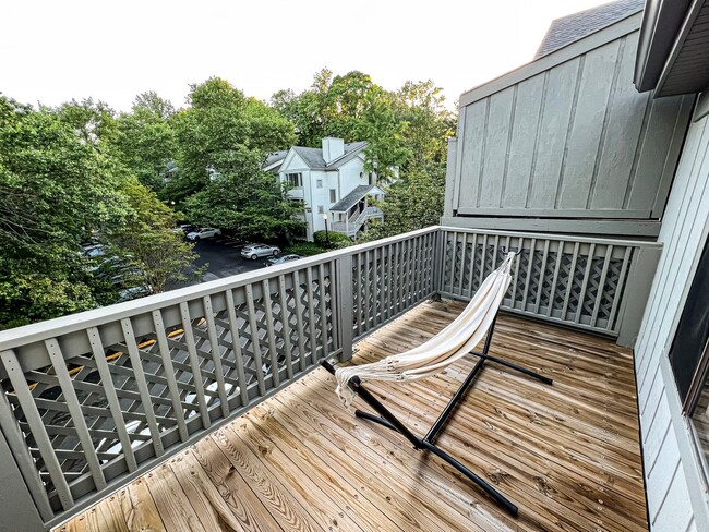 Building Photo - Fully Furnished And Stylish 1 Bedroom 1 Ba...
