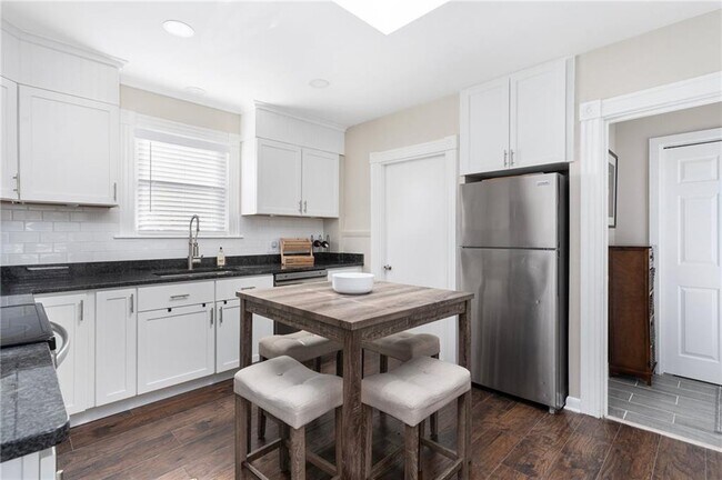 Building Photo - 845 Main St