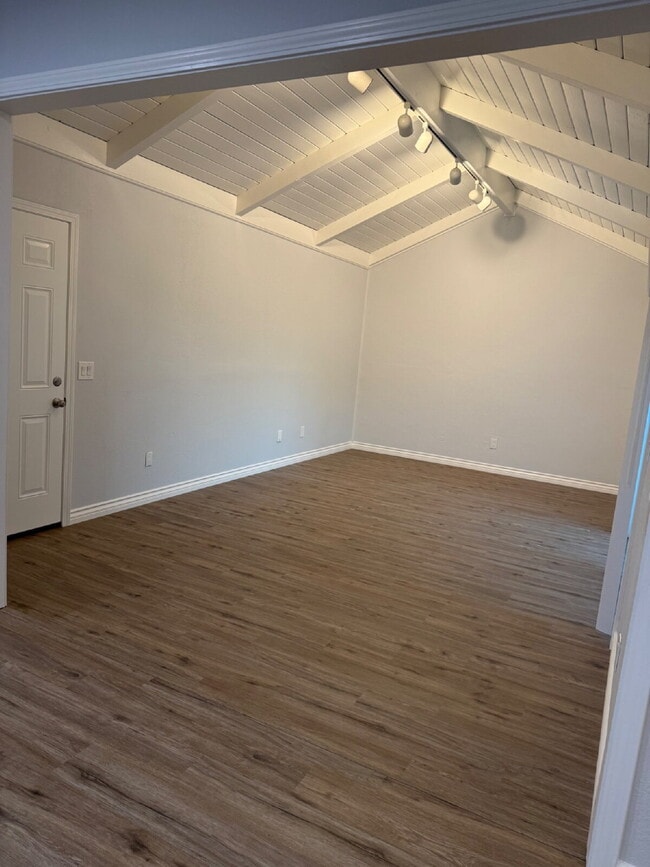 Building Photo - Beautifully remodeled home - Must see!   1...