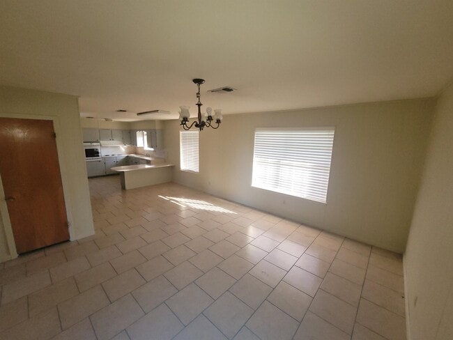 Building Photo - 6084 W Roundbunch Rd