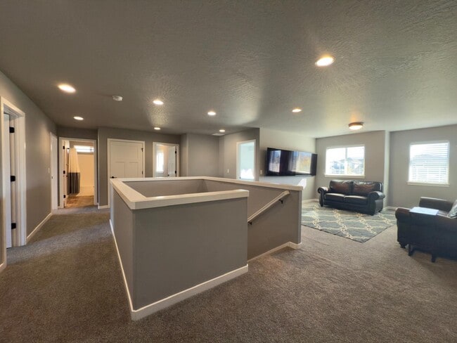 Building Photo - 1816 S Ridgetop Dr
