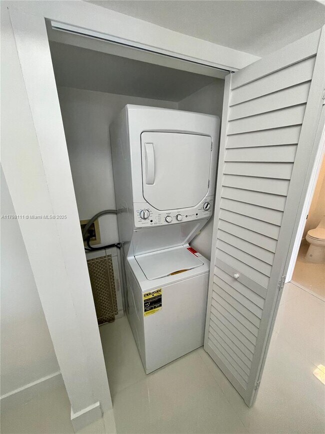 Building Photo - 540 Brickell Key Dr