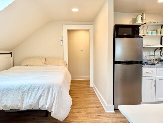 Building Photo - All Inclusive West End Condo-Fully Furnished with Parking!