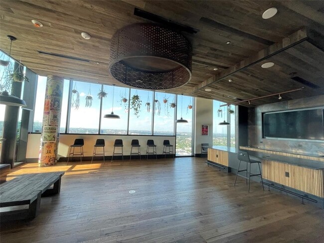 Building Photo - 84 East Ave