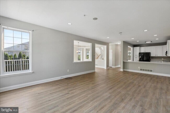 Building Photo - Spacious Townhome with 4 Bedrooms and 3.5 Baths!!