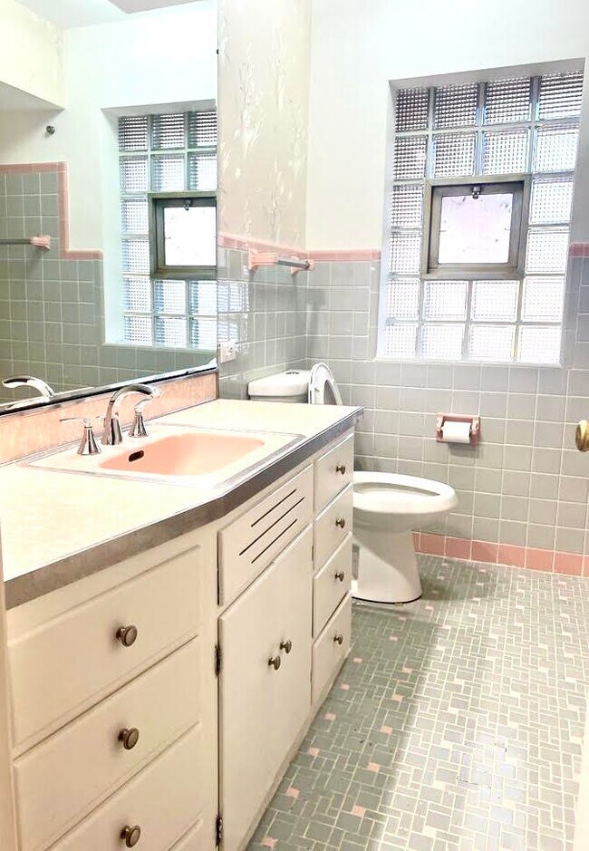 Building Photo - 6537 N Knox Ave