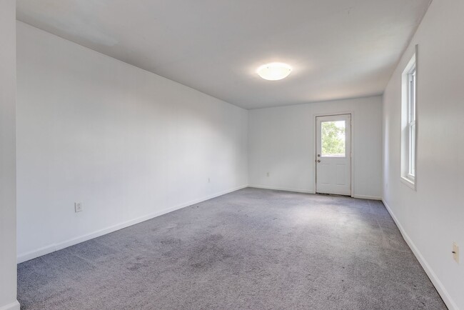 Building Photo - 2823 Cobden St