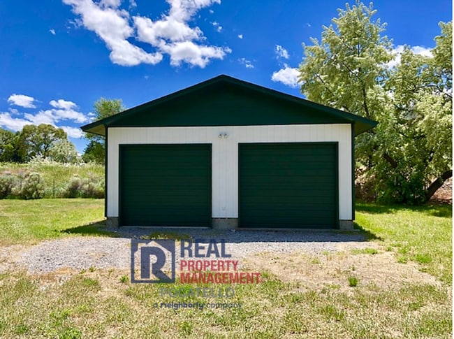 Building Photo - Beautiful Large 2 Bedroom 2 Bathroom Home ...