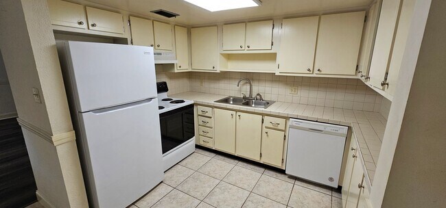 Building Photo - Riverfront Community with Resort Ammenities. 2/2 second Floor.