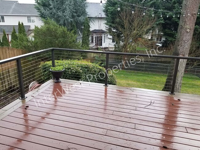 Building Photo - Large 3 Bed 2.5Ba Vancouver Beauty W/ Gas Fireplace, Dog Run, Fenced Yard & So Much More!