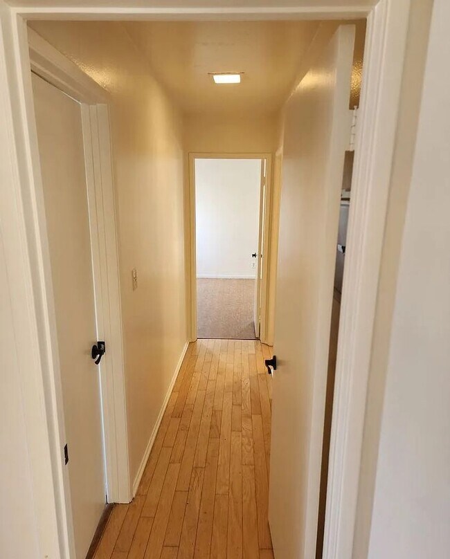 Building Photo - Bright single level 2 bed 1 bath Condo