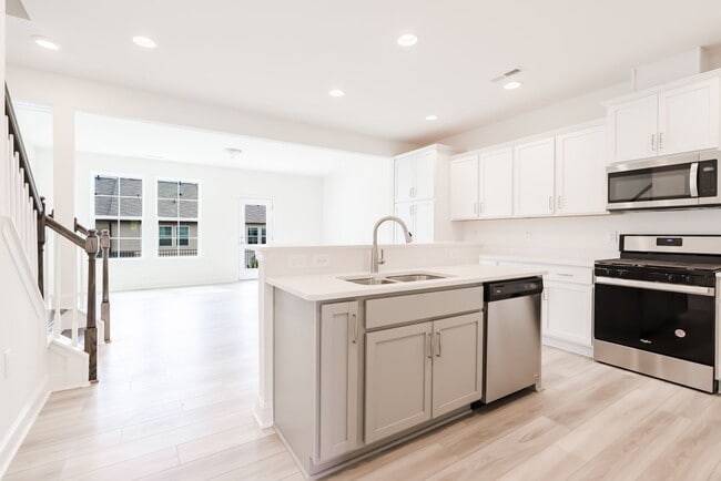Building Photo - Available July 1st! 3 Bed, 2.5 Ba in Convenient Location - Pet Friendly!