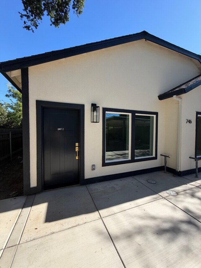 Building Photo - 746 7th Ave