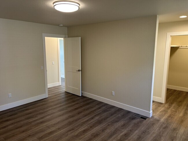 Building Photo - Beautifully Remodeled President’s Neighborhood Home