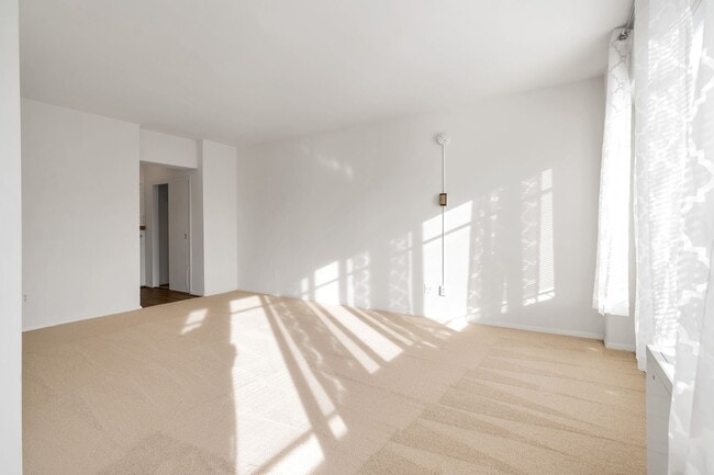 Building Photo - Sun-Filled, Top Floor L Shaped Studio In M...