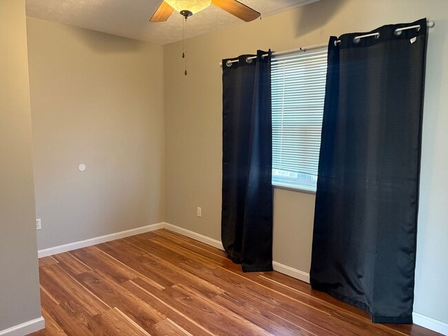 Building Photo - 4 bedroom 2 bath