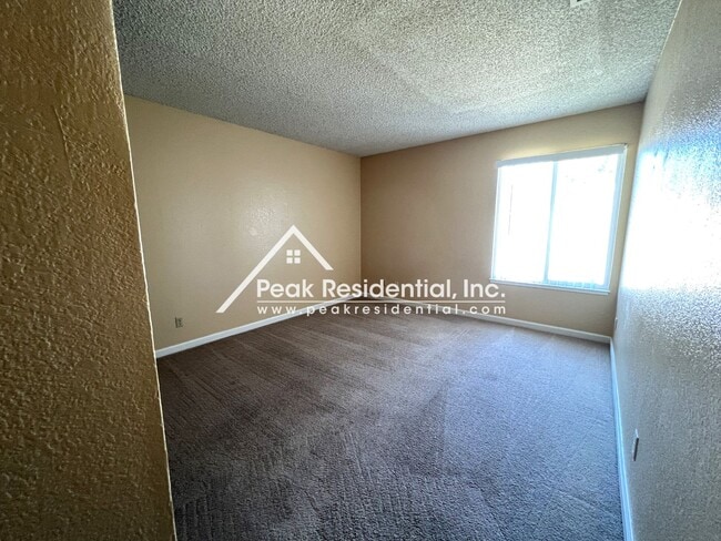 Building Photo - Spacious Elk Grove 2bd/2ba Triplex