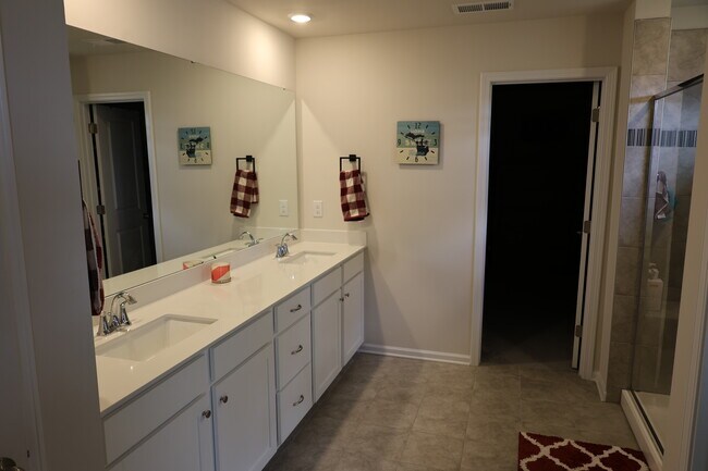 Building Photo - 136 Dogwood Grv Pl