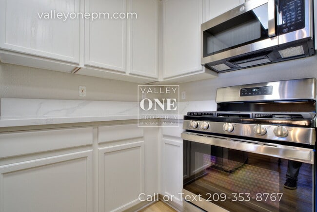 Building Photo - Rare vacancy opportunity in Turlock's finest and most desirable townhome complex!