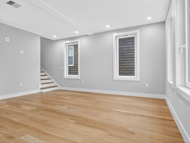 Building Photo - 551 E 7th St