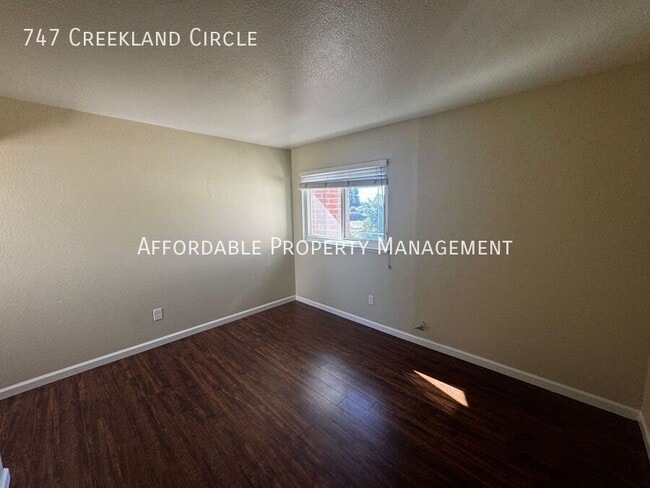 Building Photo - 747 Creekland Cir