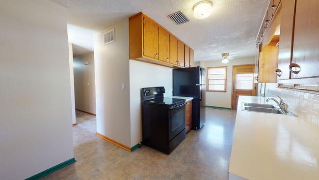 Building Photo - 3 Bedroom, 1 bathroom with Double Detached...