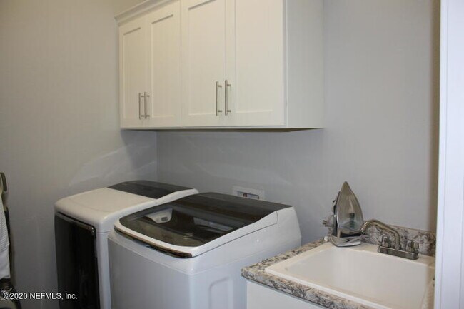 Building Photo - 805 Montague Dr