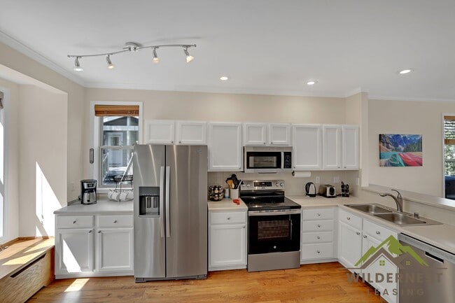Building Photo - Winter Rental- HOT TUB, Quiet townhome with hot tub and two living areas