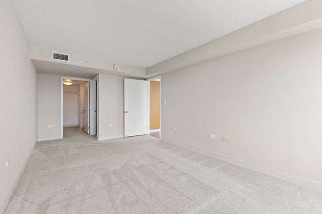 Building Photo - Convenient Urban Living!